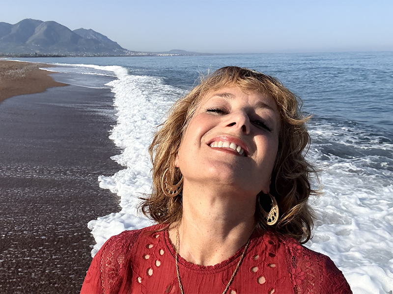 Sacred Voice Griechenland Retreat, Julia am Strand